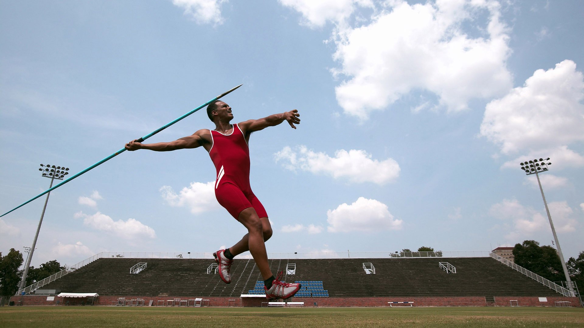 五大联赛中场争夺激烈程度是否决定观赏性高低，五大联赛场地大小