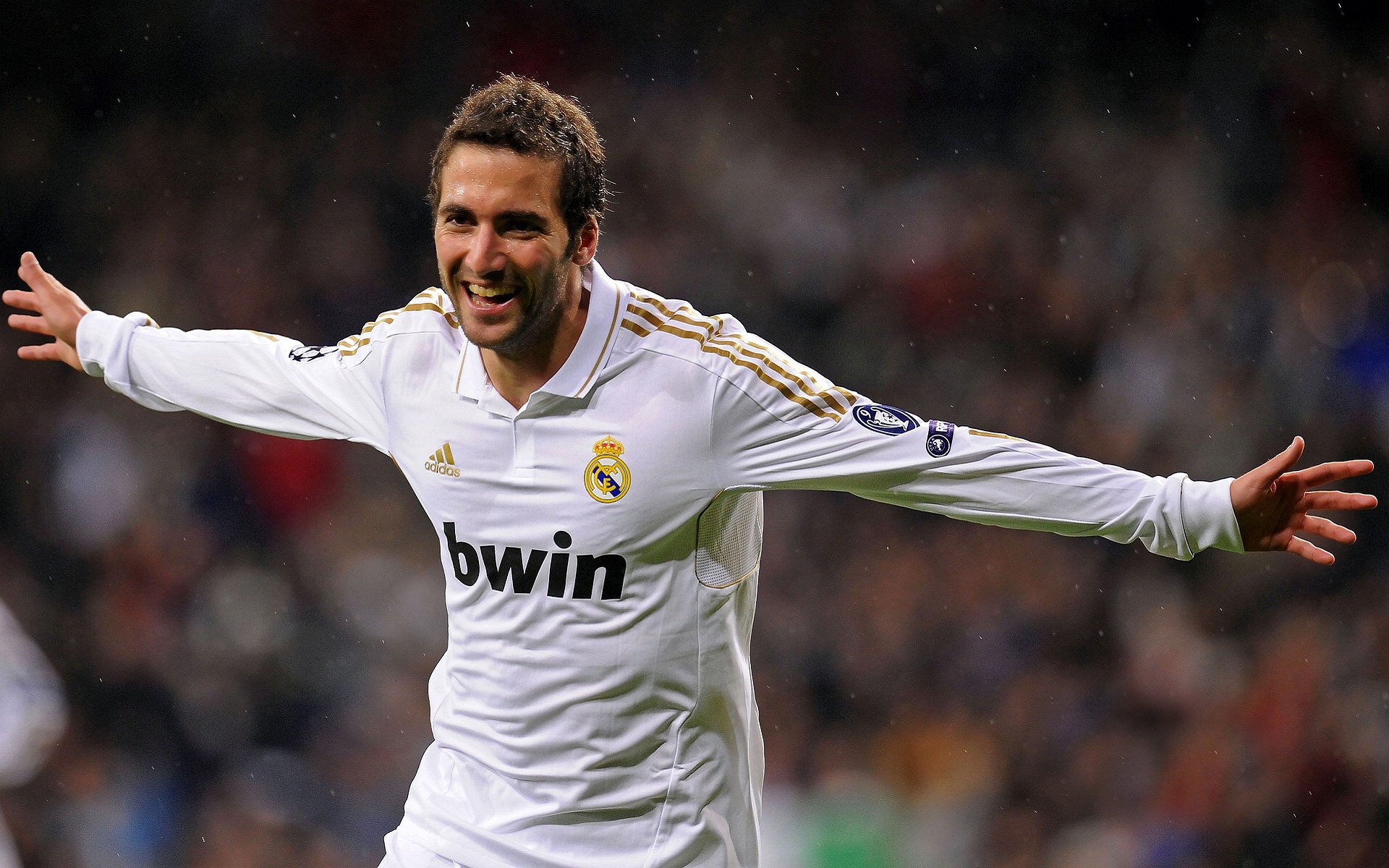 张伟丽为训练馆搬迁剪彩表达感谢，张伟丽教练团队介绍