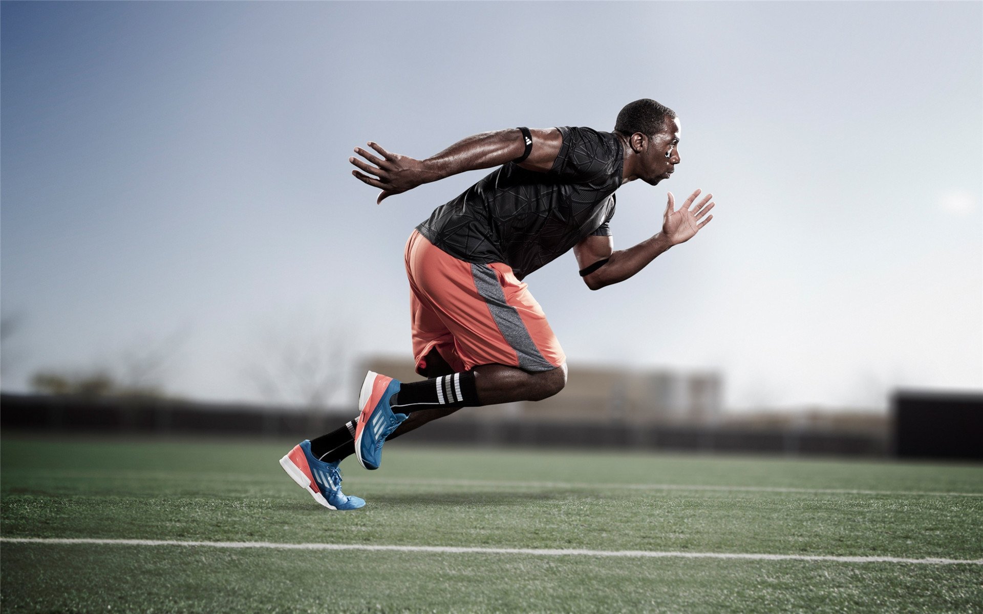 球队是否因场上球员触球次数分布调整战术重心，球员击球后可触及球网全长